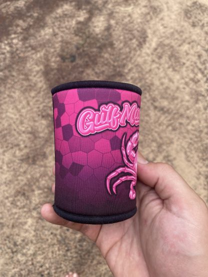 "Gulf Mud Crabbers" PINK Stubby Holder - Image 5